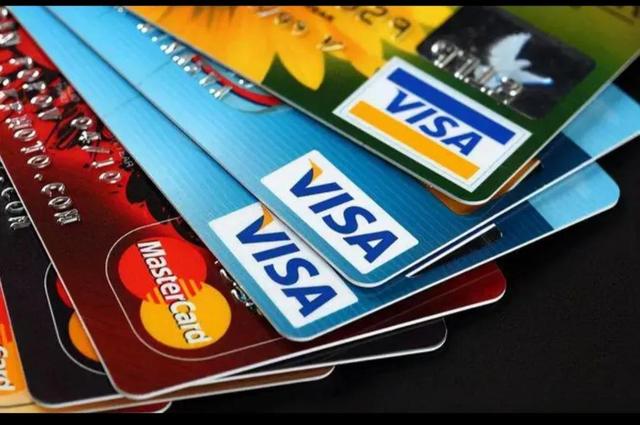 万本金信用卡逾期4年利息2万6！信用卡5万逾期一年利息多少。"