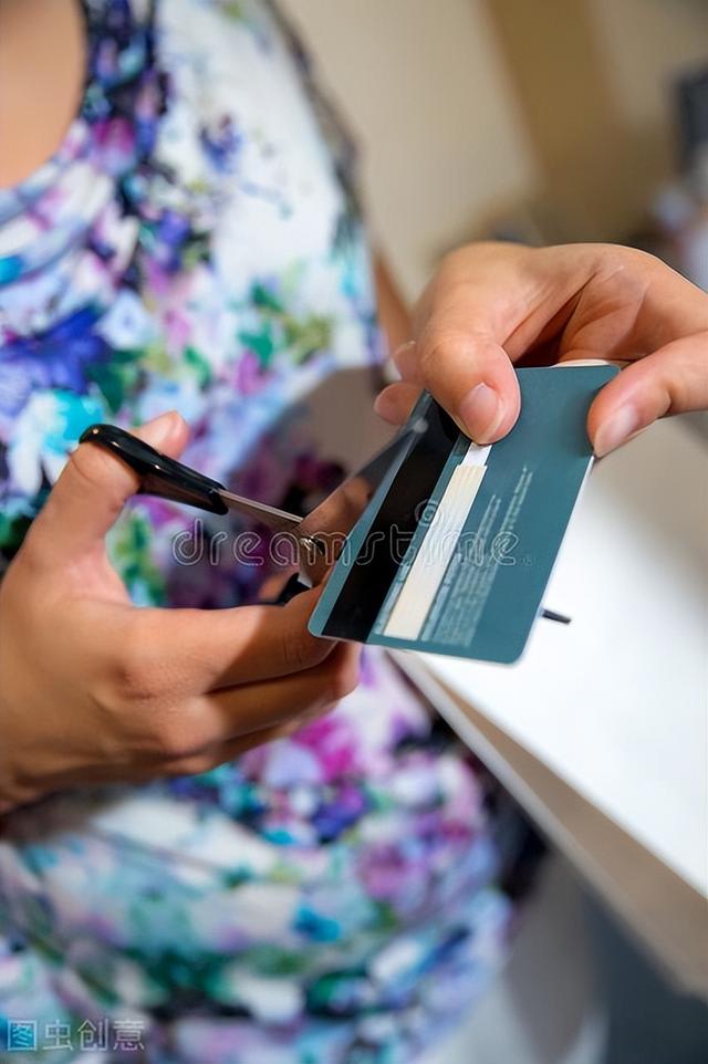信用卡可以存钱吗跟银行卡一样吗！信用卡可以存钱吗跟银行卡一样吗安全吗。